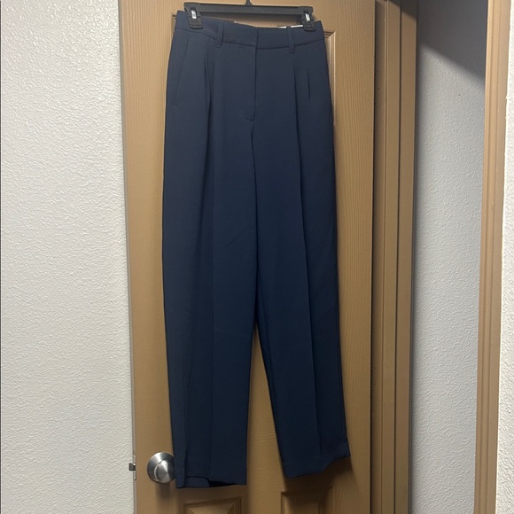 Aritzia The Effortless Pant- Crepette - Picture 1 of 3